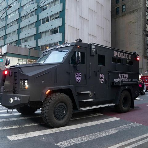 Ein gepanzertes Fahrzeug der Polizei steht vor einem Wolkenkratzer in New York