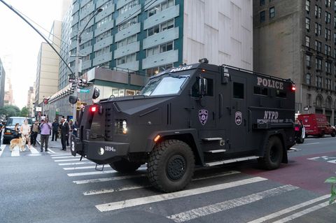 Ein gepanzertes Fahrzeug der Polizei steht vor einem Wolkenkratzer in New York