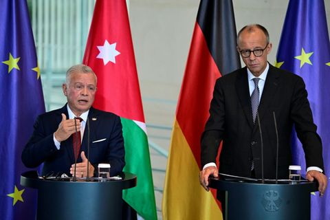 Merz (r.) und der jordanische König Abdullah II.