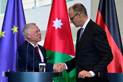 Jordaniens König Abdullah II. (L) und Friedrich Merz (R)