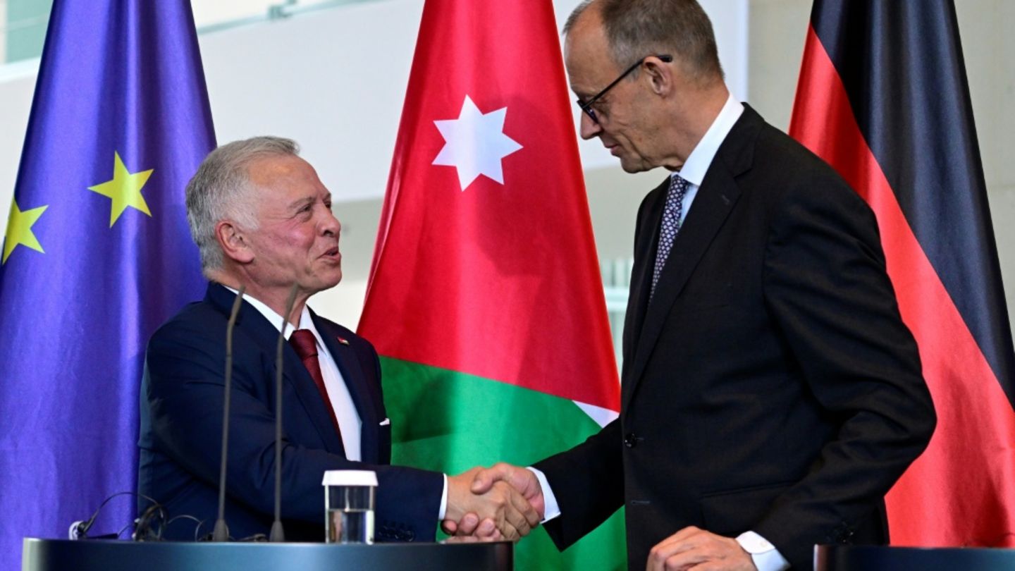 Jordaniens König Abdullah II. (L) und Friedrich Merz (R)