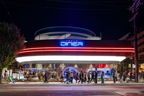 Das "Tesla Diner" in Hollywood leuchtet in den Abendstunden: Für Elon Musk war es ein Herzensprojekt