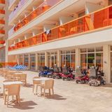 Motorroller für alte Leute vor einem Hotel