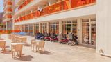 Motorroller für alte Leute vor einem Hotel