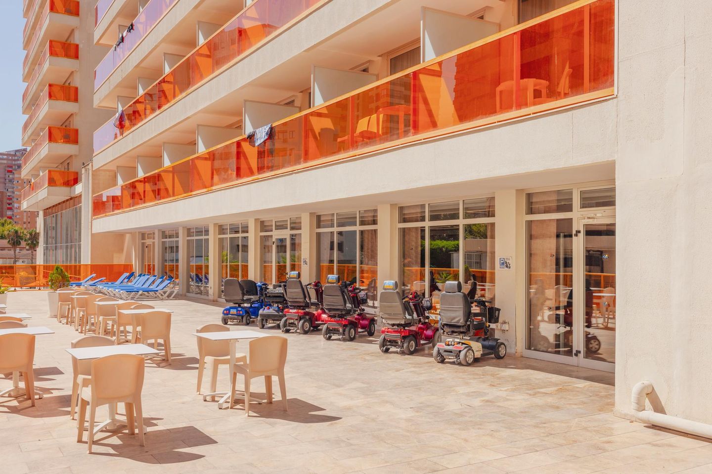 Motorroller für alte Leute vor einem Hotel