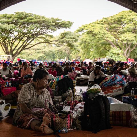 Hunderte von Binnenvertriebenen in Thailand sitzen in einem provisorischen Evakuierungszentrum in der Provinz Sisaket