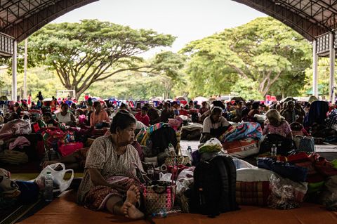 Hunderte von Binnenvertriebenen in Thailand sitzen in einem provisorischen Evakuierungszentrum in der Provinz Sisaket