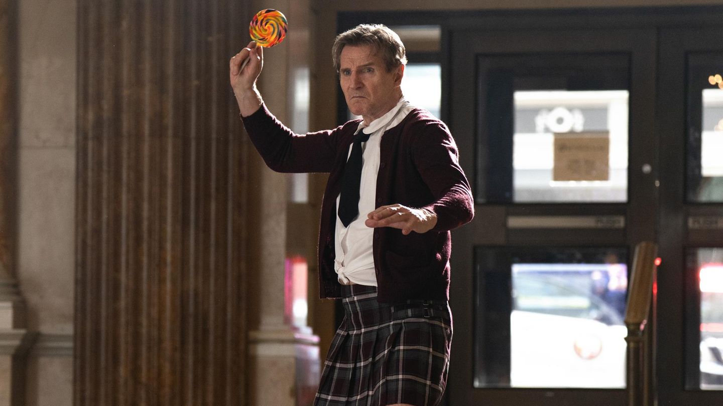 Filmszene aus "Die nackte Kanone" mit Liam Neeson als Inspektor