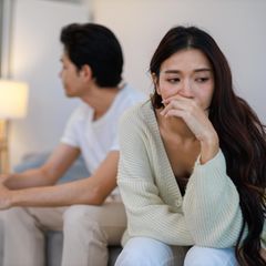 Eine Frau dreht sich von dem Mann weg, mit dem sie in einer Beziehung ist