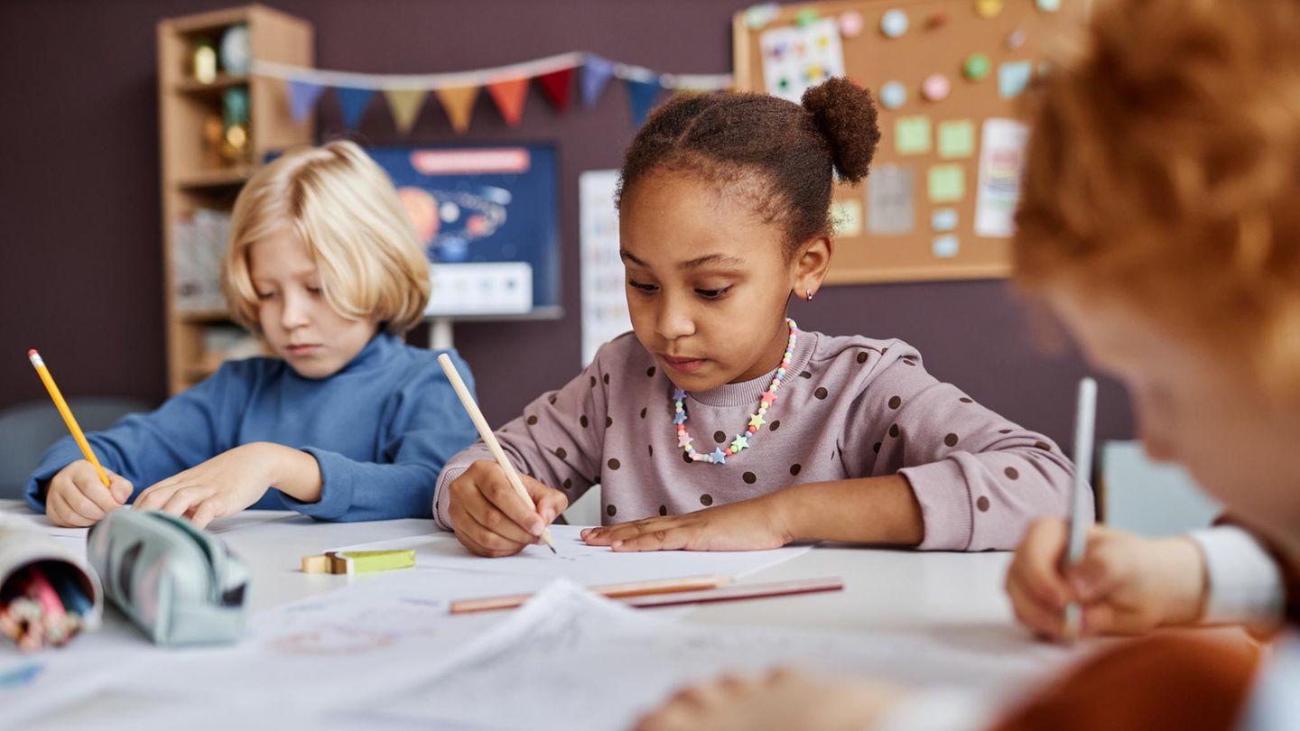 Kinder sitzen in der Schule und lernen