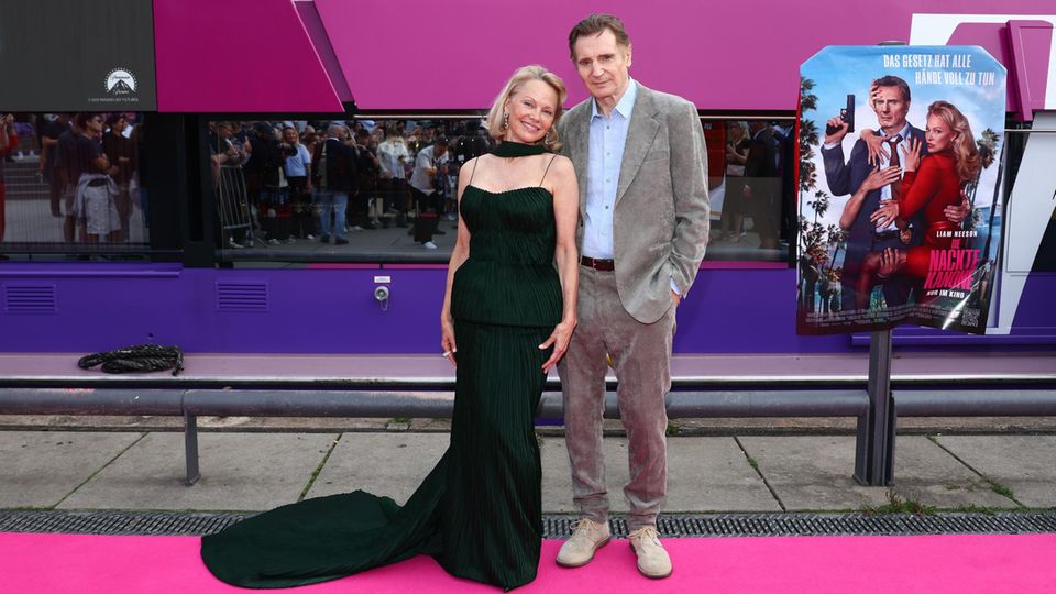 Duo mit vielen Händen Pamela Anderson und Liam Neeson bei der Premiere von "Die nackte Kanone"