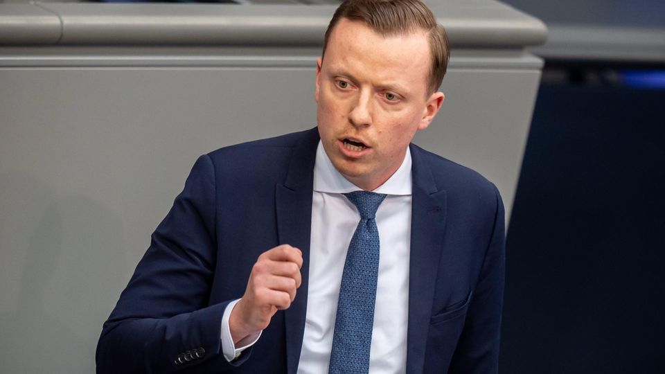 Adis Ahmetovic, 32, has been in the Bundestag since 2021 and has been a foreign policy spokesman since 2025