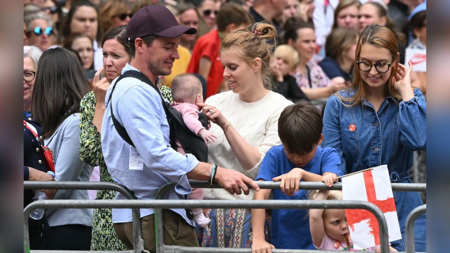 Princess Beatrice: First public appearance with Athena