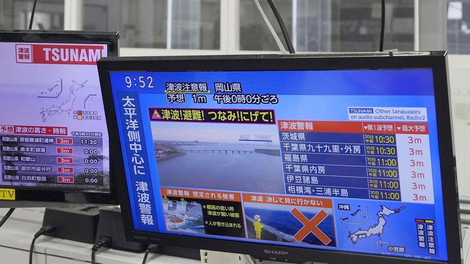 Nachdem ein starkes Erdbeben im Fernen Osten Russlands eine Tsunami-Warnung für Teile Japans ausgelöst hat, zeigen Fernsehbildschirme in Osaka die Nachrichten