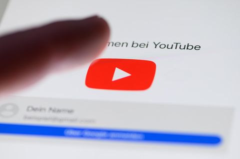Das Logo des Video-Internetportals Youtube ist auf einem Smartphone zu sehen