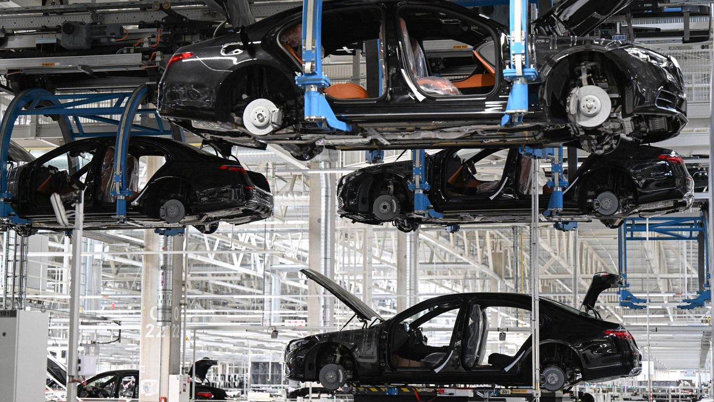 Profit at Mercedes breaks up by more than half
