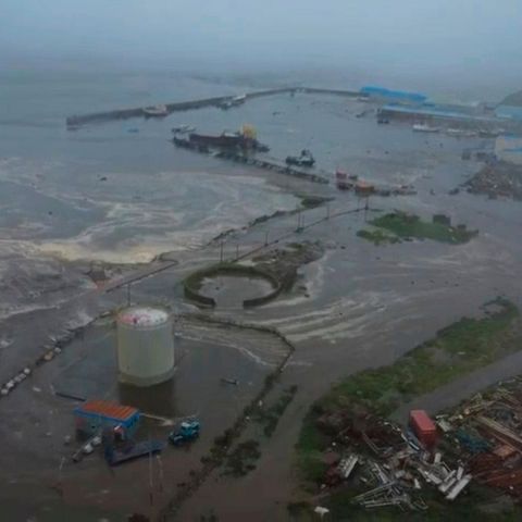 Folgen eines Tsunamis, der die Küstenregion von Sewero-Kurilsk auf der Insel Paramuschir der Kurilen-Inseln trifft