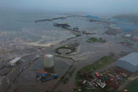 Folgen eines Tsunamis, der die Küstenregion von Sewero-Kurilsk auf der Insel Paramuschir der Kurilen-Inseln trifft