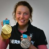 Laura Dahlmeier mit ihren olympischen Medaillen aus Pyeongchang: Sie holte Gold im Sprint, Gold in der Verfolgung, Bronze im Einzel