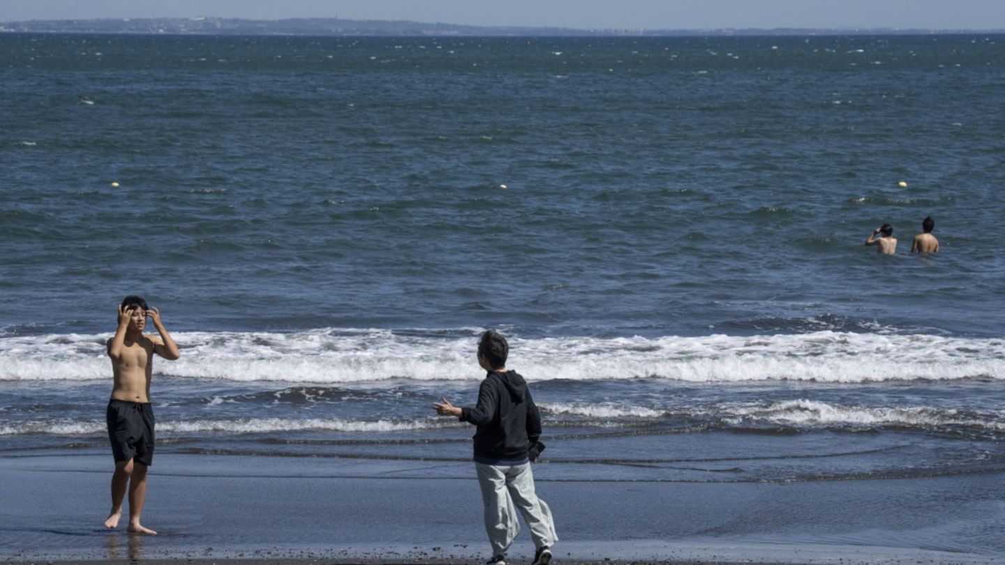 Menschen werden zum Verlassen von Strand in Japan aufgefordert