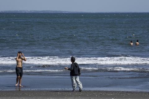 Menschen werden zum Verlassen von Strand in Japan aufgefordert