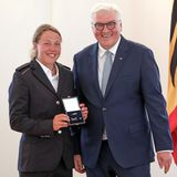 Bundespräsident Frank-Walter Steinmeier verlieh Laura Dahlmeier 2018 das Silberne Lorbeerblatt für ihre Erfolge als Biathletin