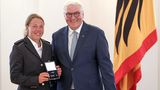 Bundespräsident Frank-Walter Steinmeier verlieh Laura Dahlmeier 2018 das Silberne Lorbeerblatt für ihre Erfolge als Biathletin