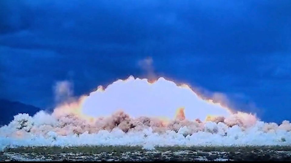 Eine riesige, feurige Explosion tut sich vor dunklem Himmel auf.