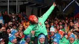 Laura Dahlmeier sitzt in Siegerpose auf den Schultern ihrer Teamkollegen