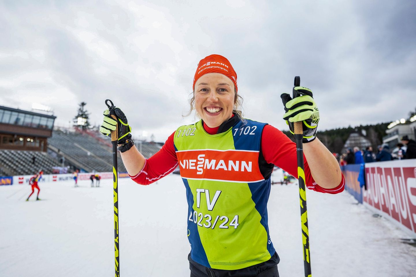 Laura Dahlmeier auf Skiern, lächelt in die Kamera