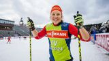 Laura Dahlmeier auf Skiern, lächelt in die Kamera