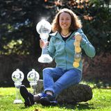 Laura Dahlmeier posiert mit Pokalen