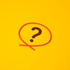 Blietz-Quiz: Ein Fragezeich vor gelbem Hintergrund