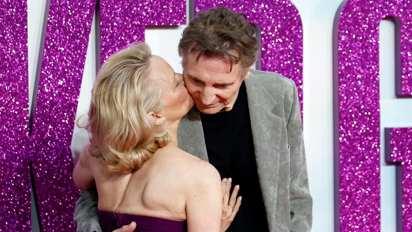 Pamela Anderson und Liam Neeson auf dem roten Teppich