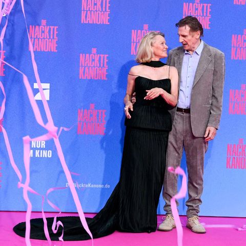 Pamela Anderson und Liam Neeson gehen auf dem roten Teppich auf Tuchfühlung