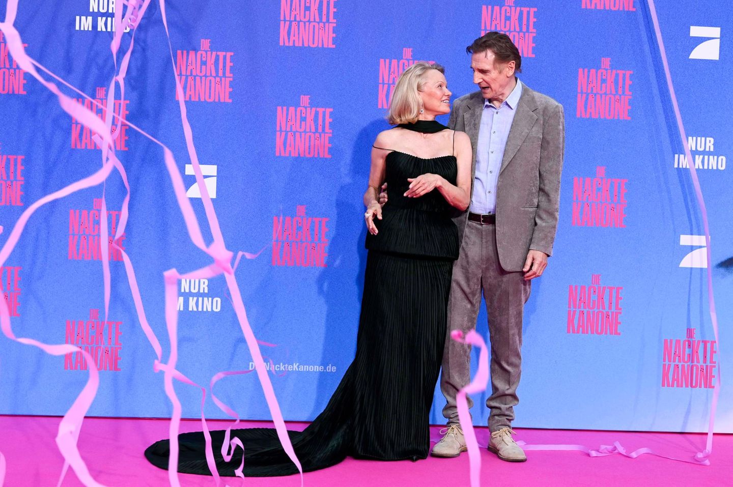 Pamela Anderson und Liam Neeson gehen auf dem roten Teppich auf Tuchfühlung