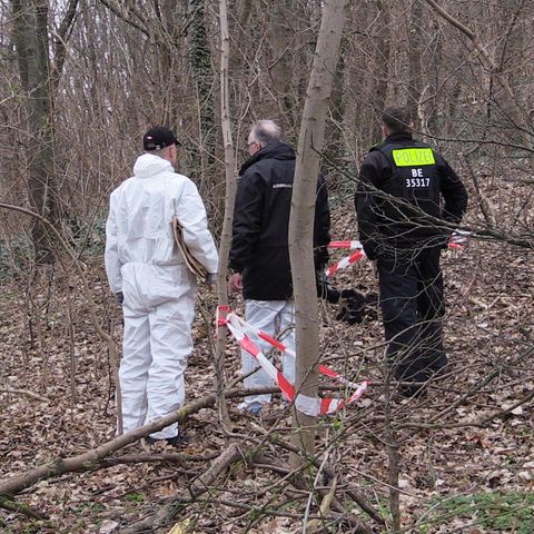 Kriminaltechniker sichern Spuren nach dem Fund eines Oberschenkels. Am Mittwoch ist der Fall Thema in der Sendung "Aktenzeichen XY ... ungelöst"