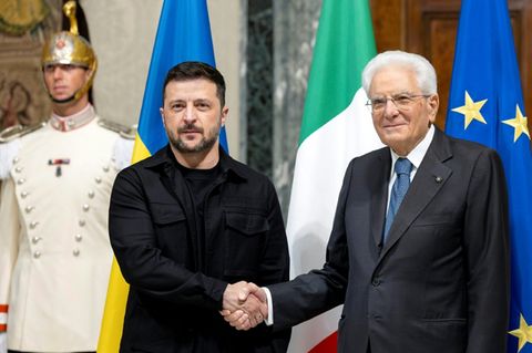 Mattarella (r.) mit dem ukrainischen Präsidenten Selenskyj