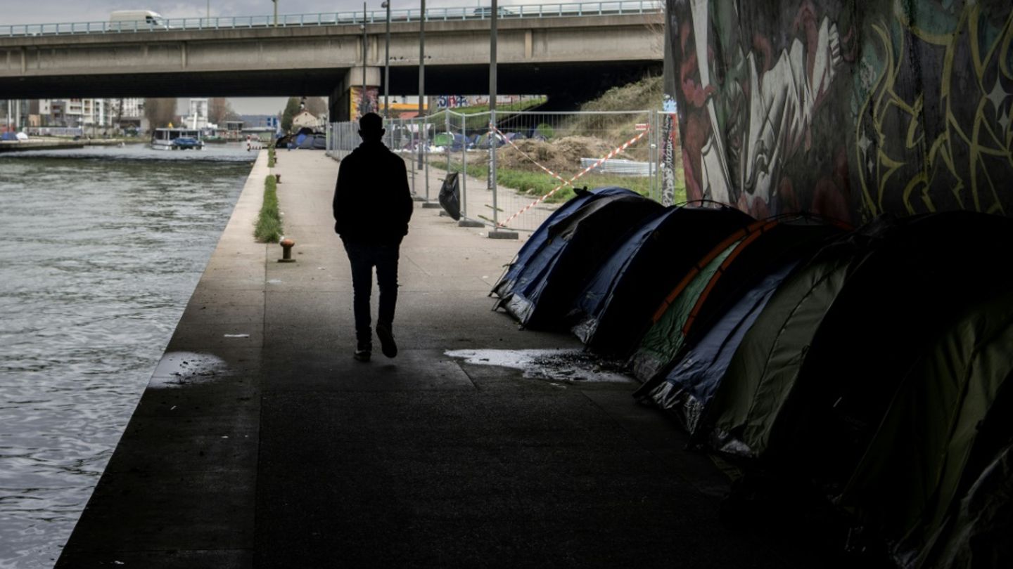 Jugendliche Migranten in Paris