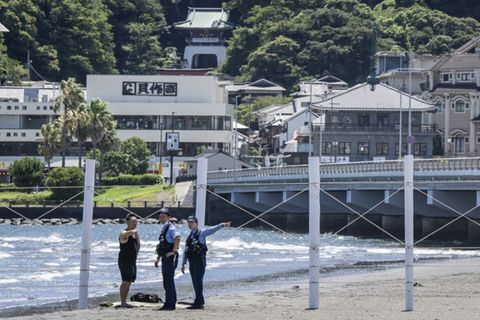 Evakuierung eines Strandes im japanischen Fujisawa