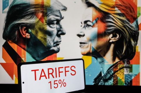 Wandgemälde von Donald Trump und Ursula von der Leyen