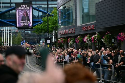 Osbourne-Fans bei Trauerzug in Birmingham