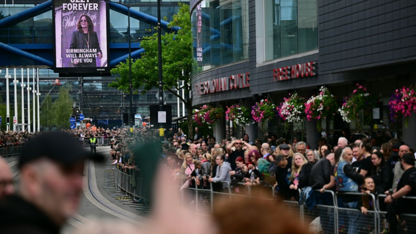 Osbourne-Fans bei Trauerzug in Birmingham