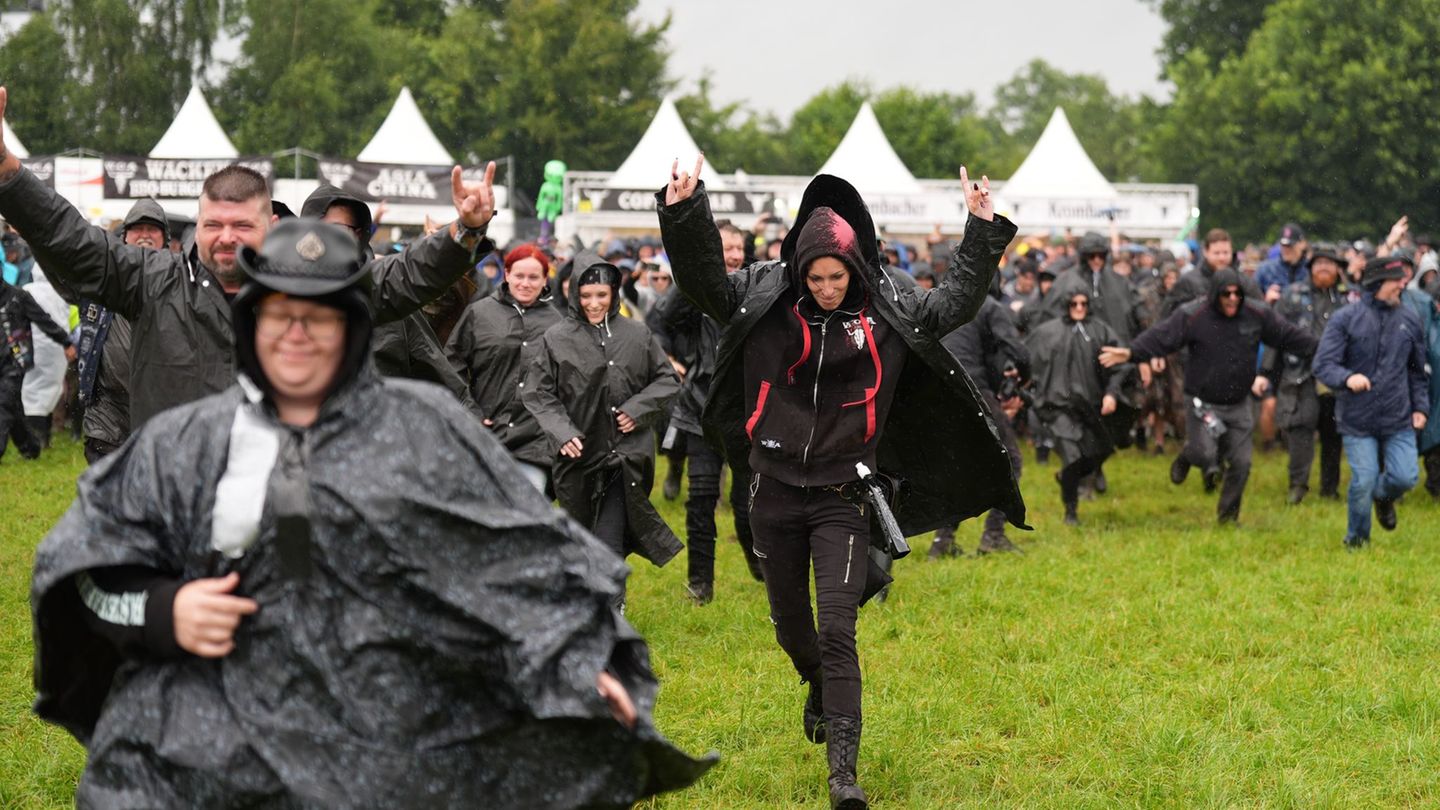 Mekka der Metal-Szene: Metalfans nehmen nasses Infield in Wacken ein