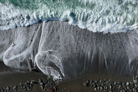 Tsunami Welle baut sich auf