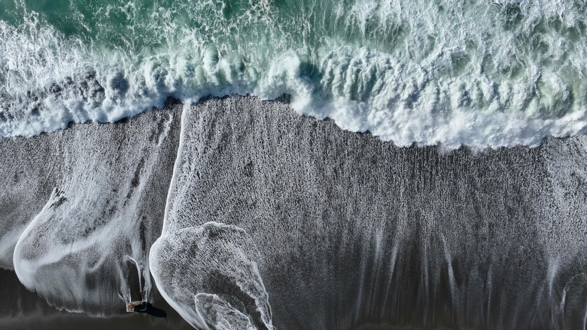 Tsunami Welle baut sich auf