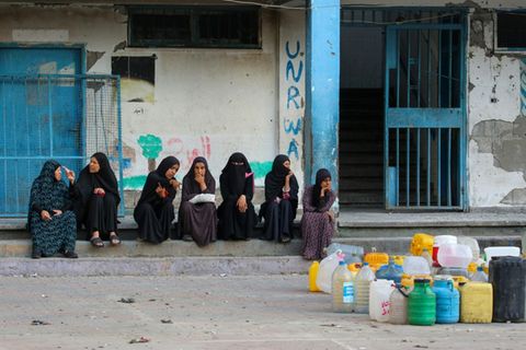 Frauen warten im Gazastreifen auf Wasser