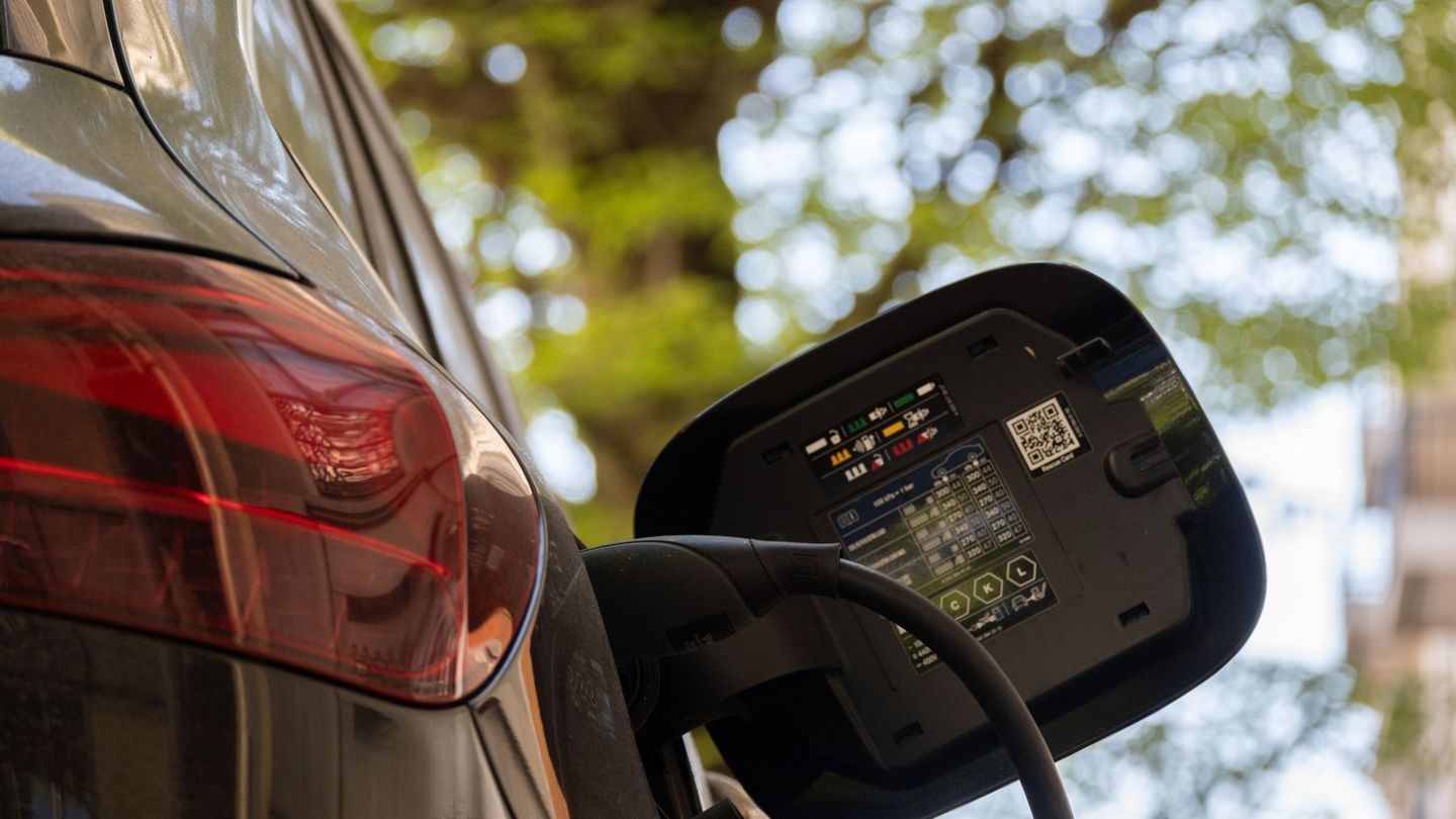 Traffic without exhaust gases: HUK Coburg: Private electric car buying