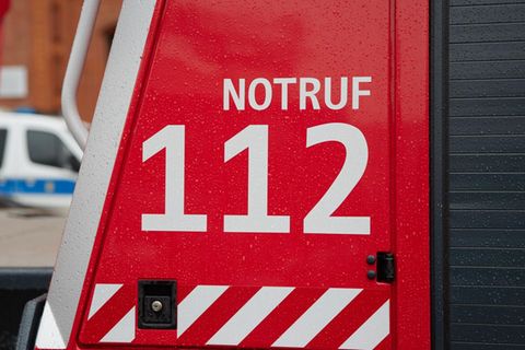 Notruf 112 steht auf einem Feuerwehrfahrzeug