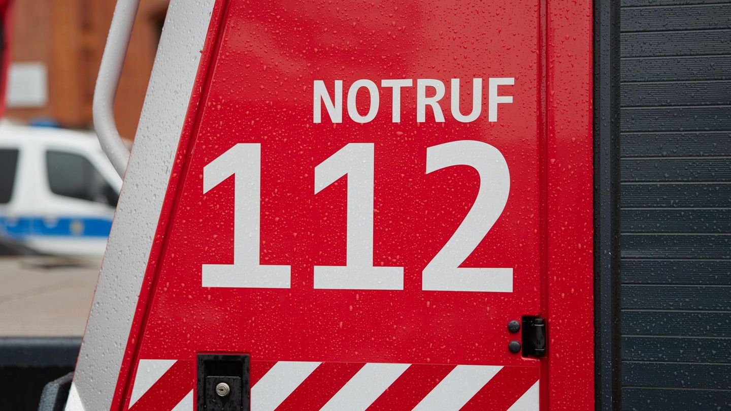 Notruf 112 steht auf einem Feuerwehrfahrzeug